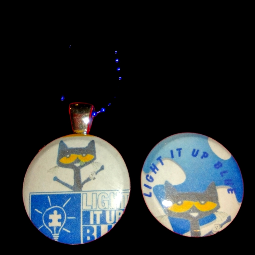 Light it Up Blue Pete the Cat Magnet Necklace